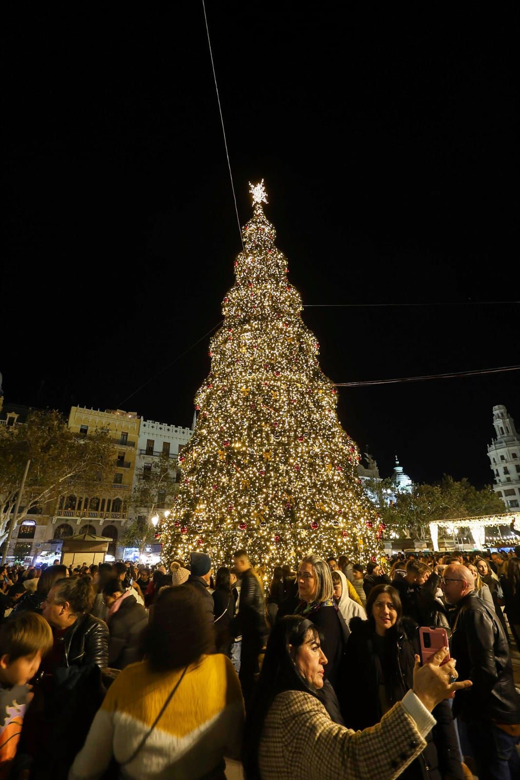 El centro de València, a reventar de gente por la decoración de Navidad