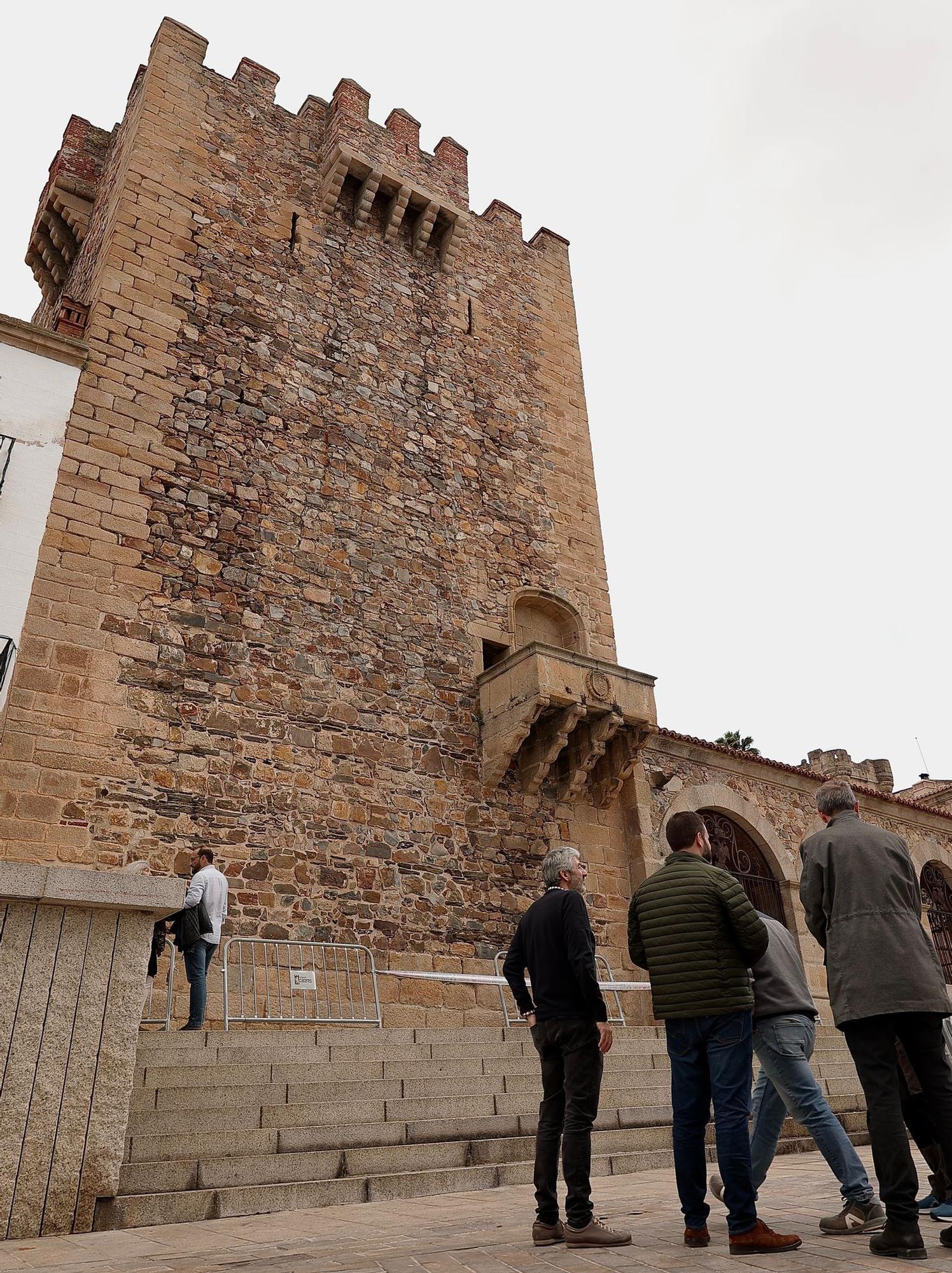 El alcalde, Luis Salaya, visita la torre tras el desprendimiento
