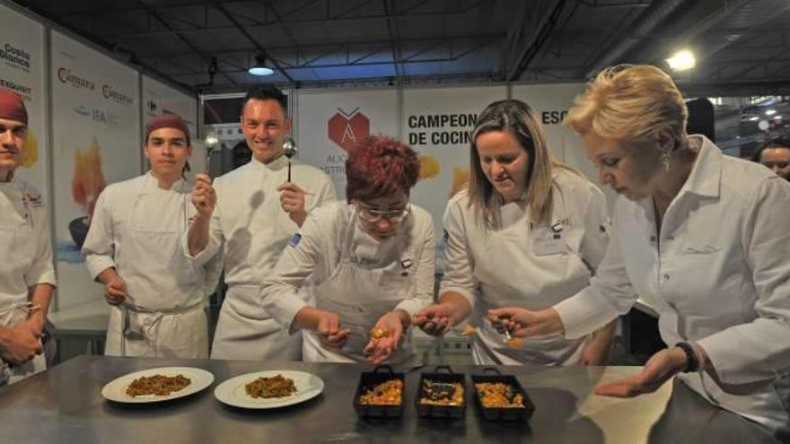 Dos concursantes del IES Benidorm junto al chef Ferdinando Bernardi (izquierda) y dos participantes del CDT Torrevieja que pasan a la final, acompañadas de Susi Díaz. MATÍAS SEGARRA