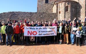 Protesta en la cima de La Mola contra el cierre del restaurante