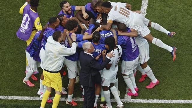 Els jugadors de França celebren el segon gol contra el Marroc, obra de Dembélé, ahir a la nit a Boston. | GREG M. COOPER / EFE