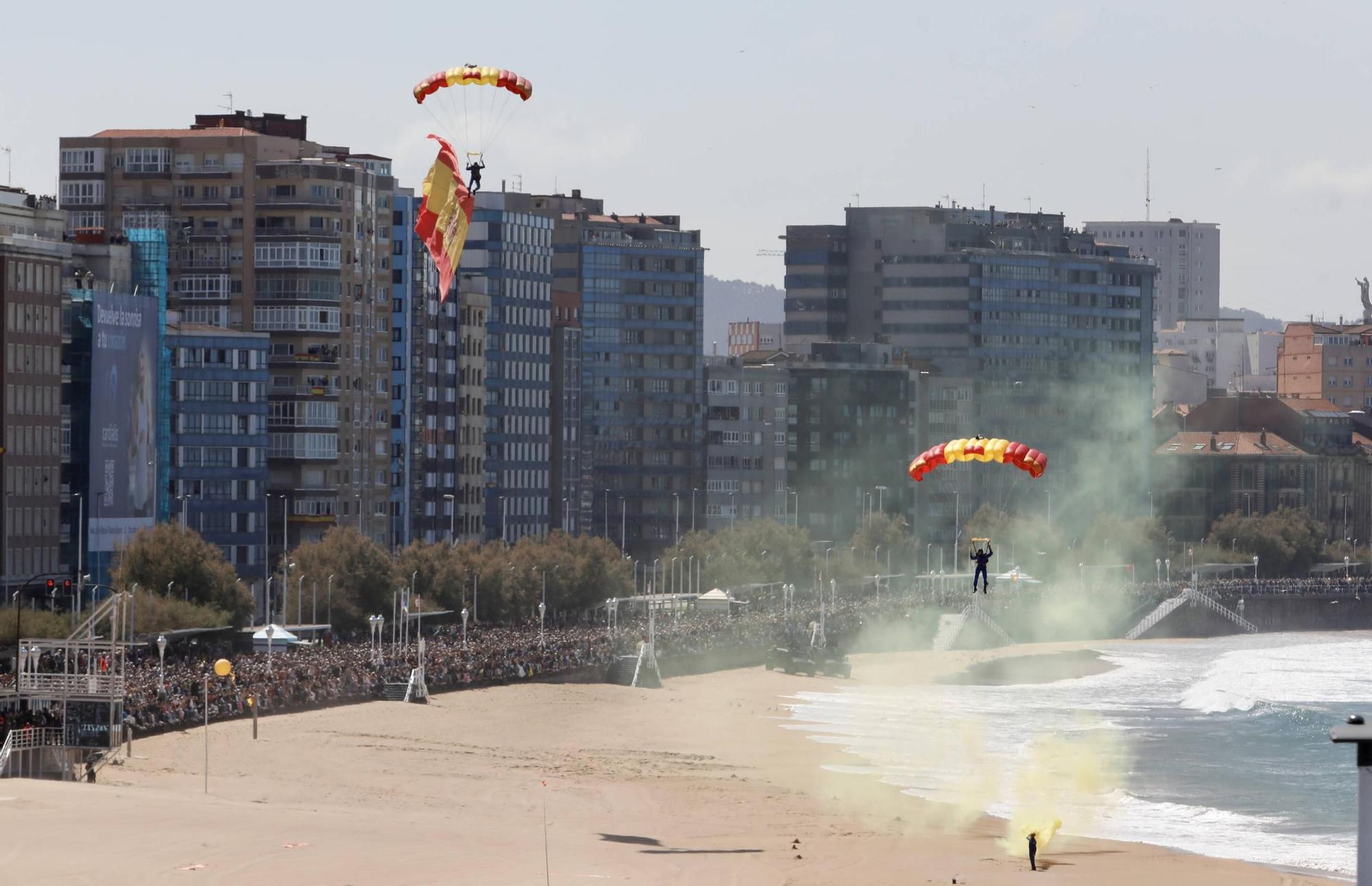 EN IMÁGENES: Así fue la revista naval  del Rey Felipe VI y la exhibición aérea en Gijón por el Día de las Fuerzas Armadas