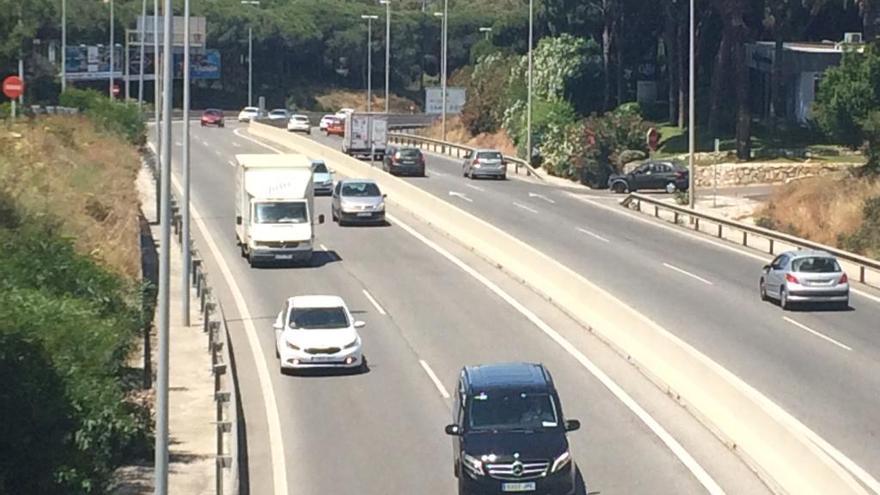 Un coche espera en uno de los accesos de la A-7 en Las Chapas para incorporarse a la vía.