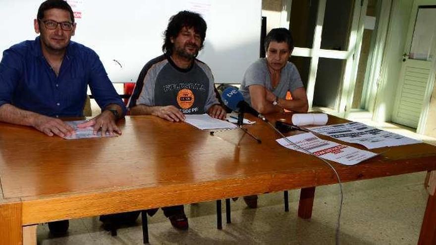 Representantes de la Asociación Vellez Digna, el pasado martes en la Casa de Cultura de Cangas, en donde denunciaron la sobrecarga de trabajo de varias residencias de mayores en Galicia. //G.N.