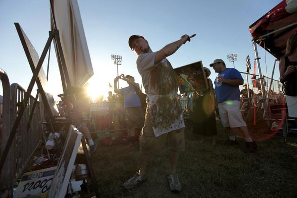 L’artista local Randy Leo Frechette pinta un quadro a l’oli de la llegenda del rock Robert Plant, mentre balla al ritme d’una música en directe, al Louisiana Jazz and Heritage Festival de Nova Orleans.