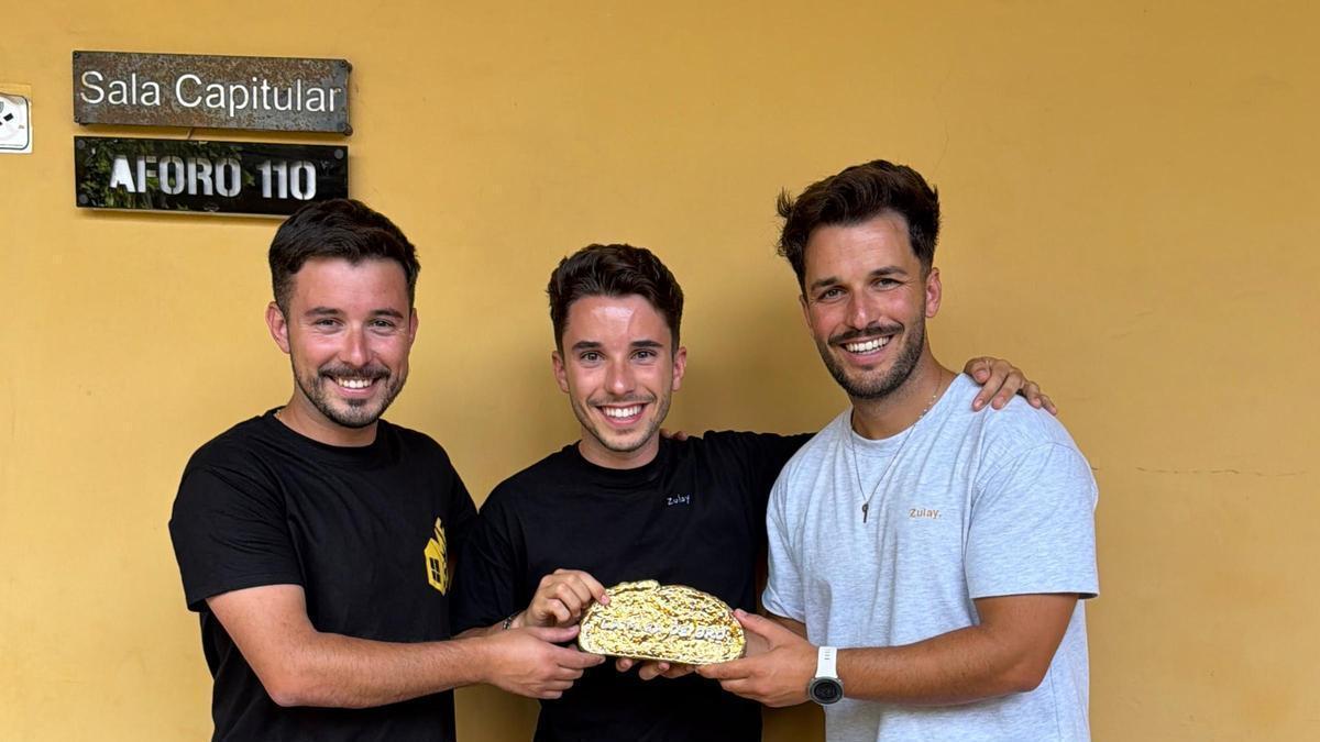 Rubén, Aday y Bryan Medina Santos, con el premio logrado.