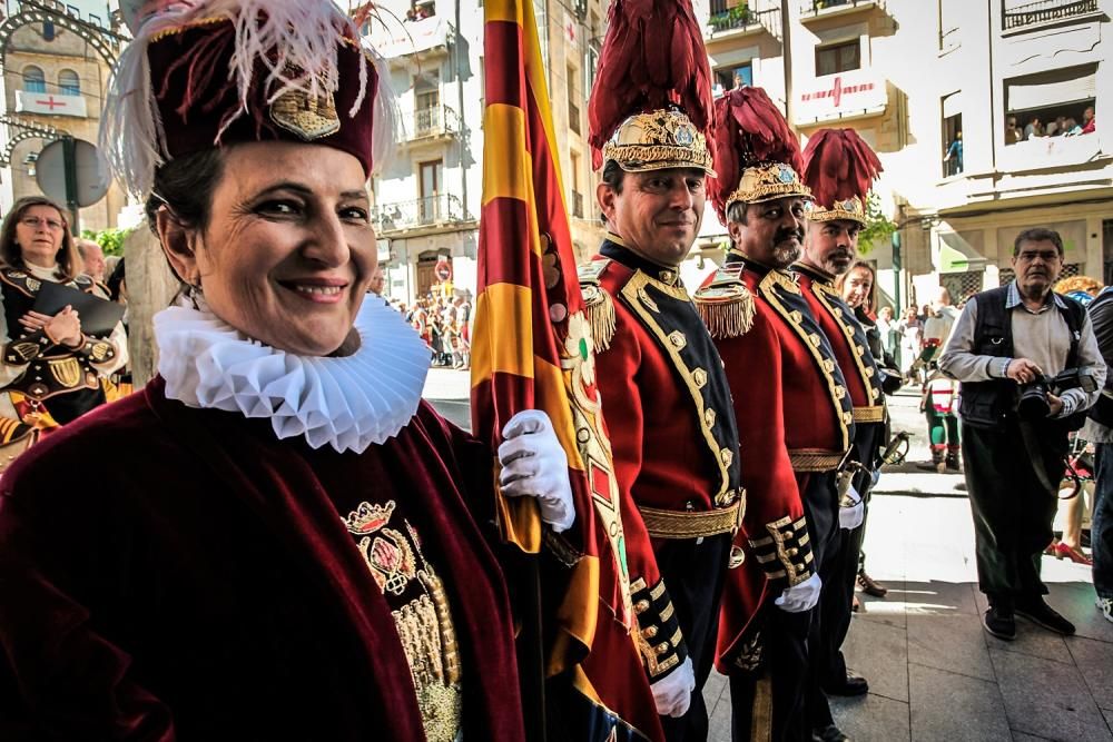 La procesión de la reliquia es uno de los actos que más agradan a los alcoyanos en el día dedicado al patrón San Jorge.