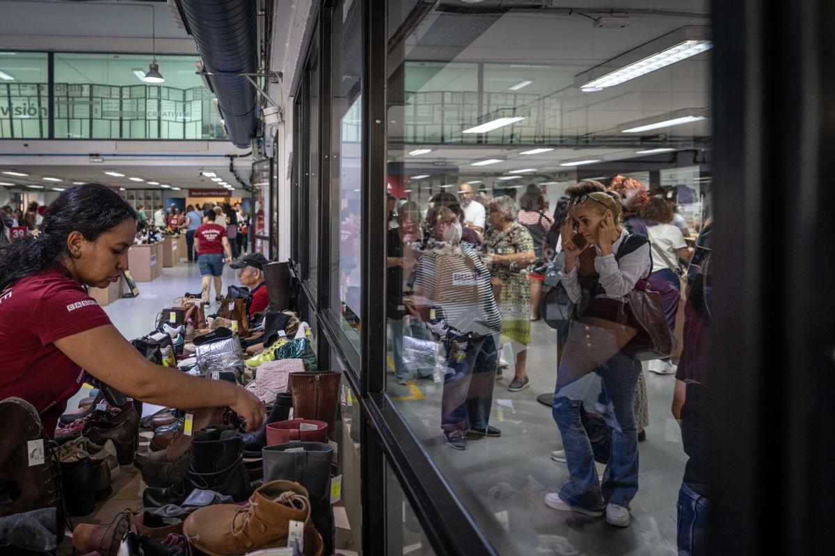 Ambiente en el outlet efímero de la cadena de zapaterías Casas, que ofrece descuentos en marcas como Converse, Aro o Camper, en Barcelona, el 22 de octubre de 2025.