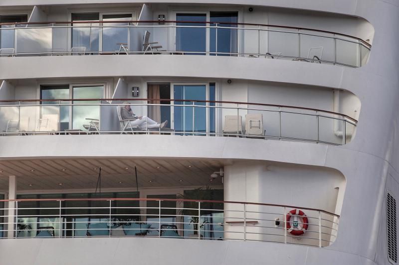 Llegada del crucero de lujo Europa2 al puerto de Santa Cruz de Tenerife