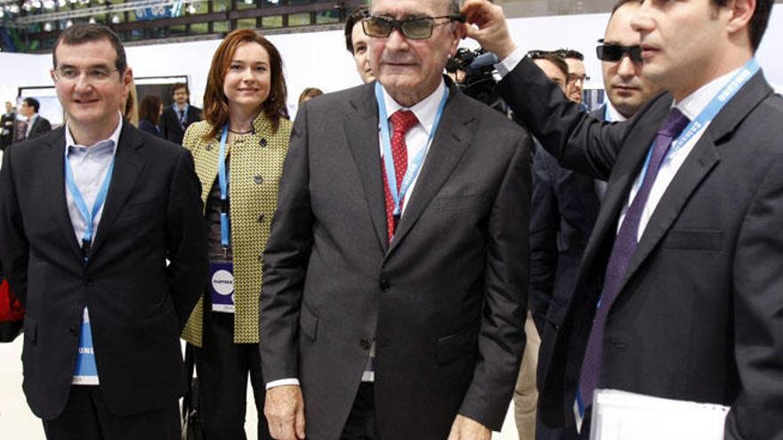 El alcalde de Málaga, probando las gafas Multi View.