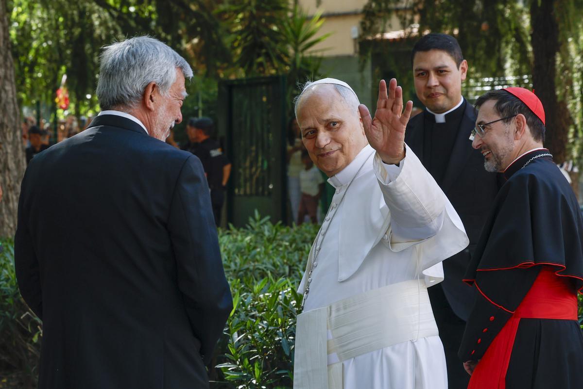 El papa León XIV en su visita este sábado al centro CEDIA 24 Horas, de Cáritas Madrid. El papa León XIV en su visita este sábado al centro CEDIA 24 Horas, de Cáritas Madrid.