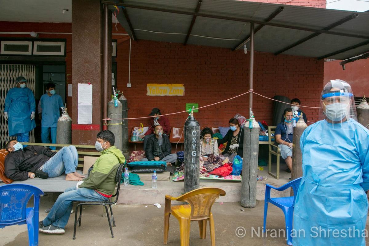 Els nepalesos esperant oxigen a la sortida dels hospitals