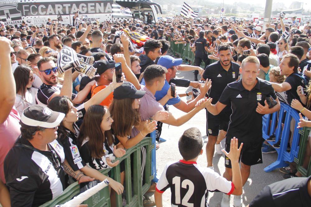 Multitudinaria llegada del FC Cartagena