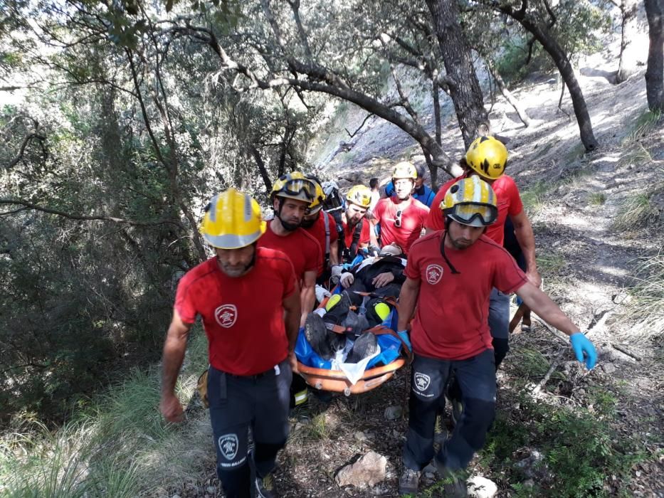 Rescatan a un motorista herido tras caer por un desnivel de diez metros en la Serra