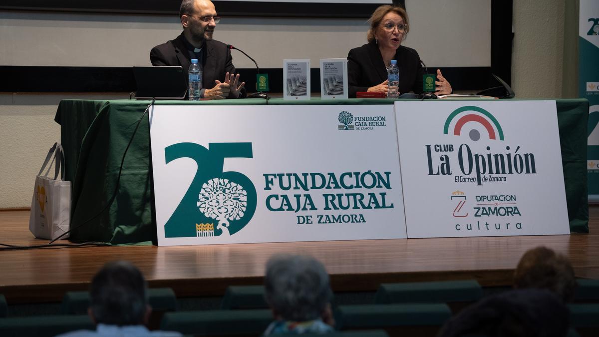 Carmen Ferreras presenta a José Gabriel Vera.