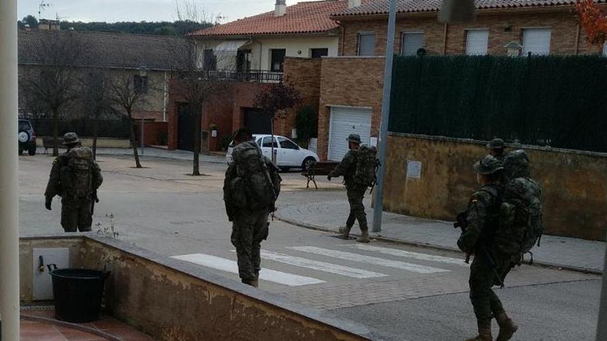 Alguns dels militars que van participar a les maniobres d&#039;ahir al matí.