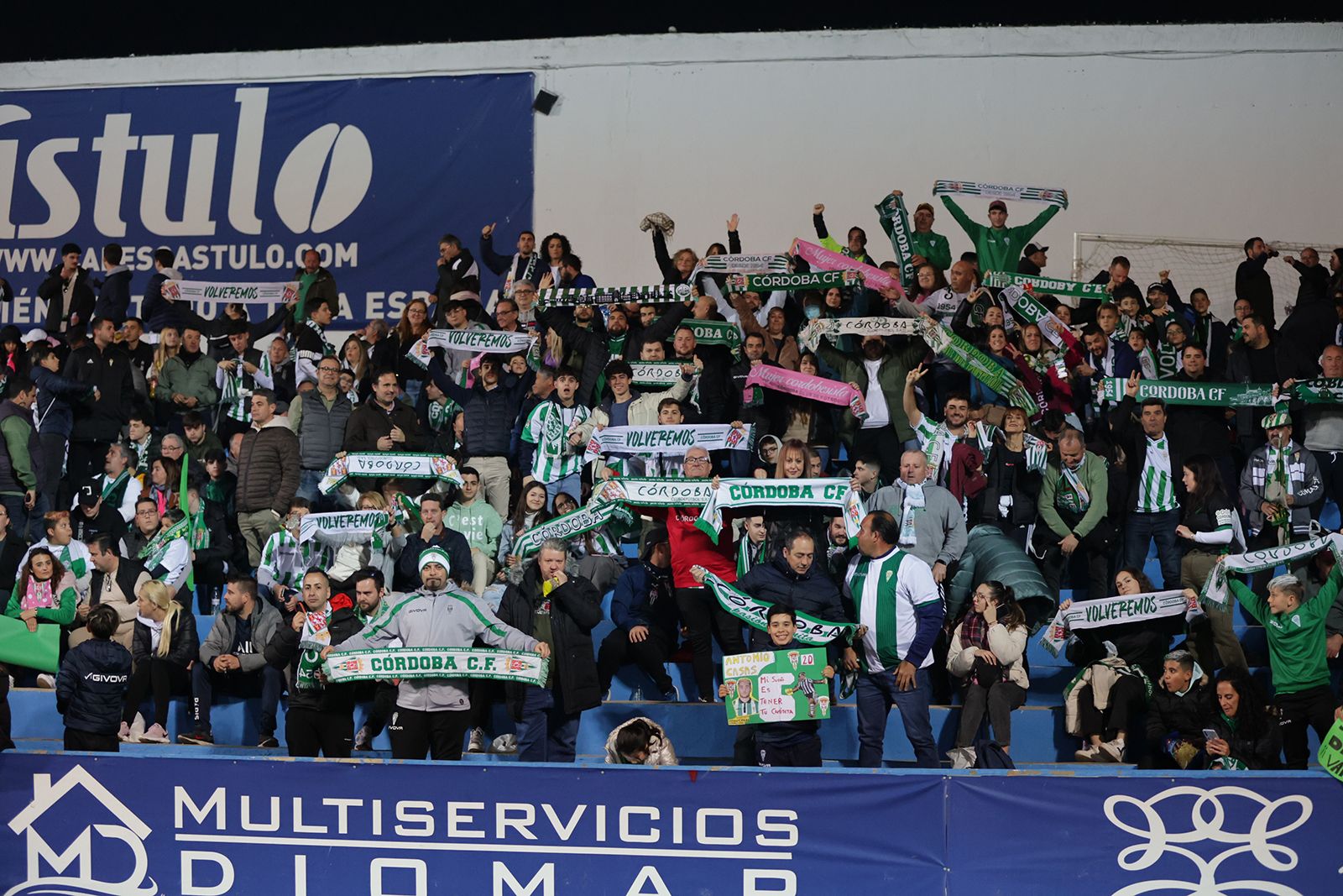 Linares-Córdoba CF: las imágenes de la afición blanquiverde en Linarejos