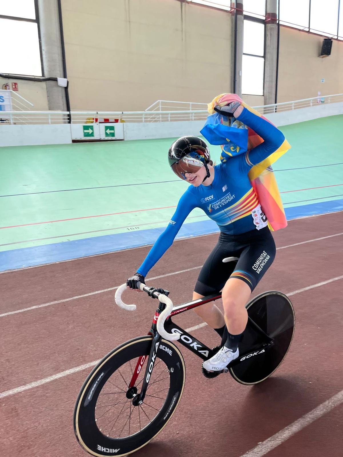 Daniela Grañana, tras ganar una competición de ciclismo en pista.