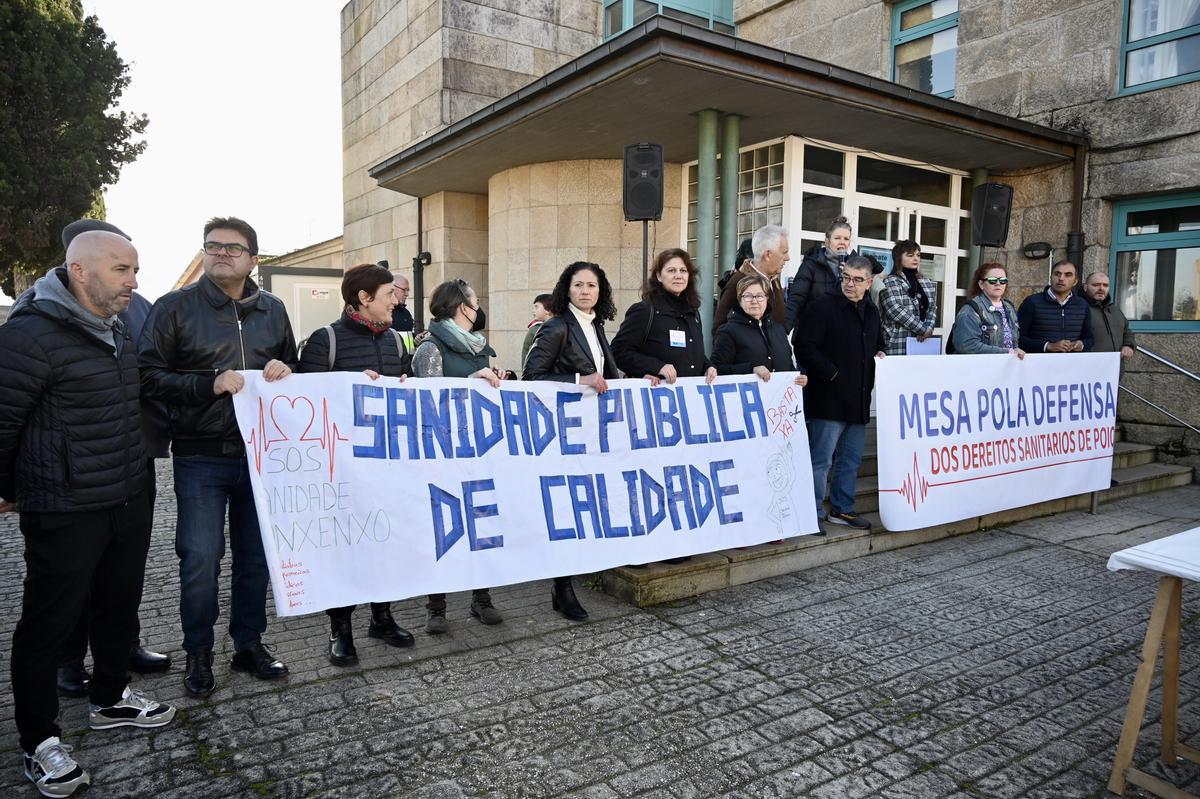 Las pancartas desplegadas ante el centro de salud de Anafáns.