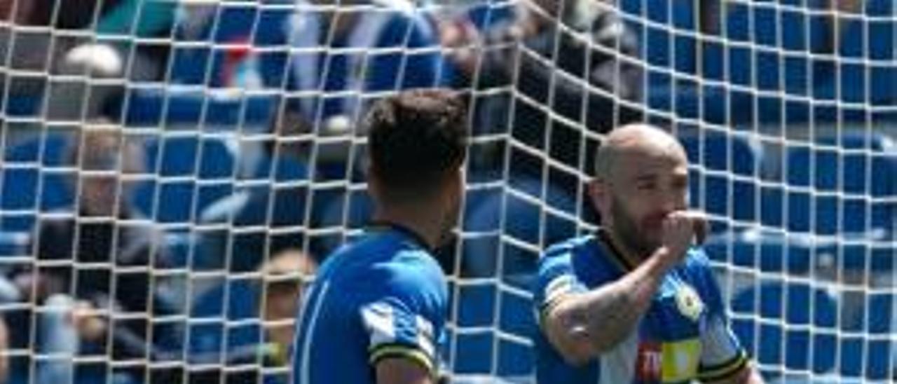 Chechu Flores dedica a su mujer y a su hija uno de los tres goles que marcó al Mestalla.