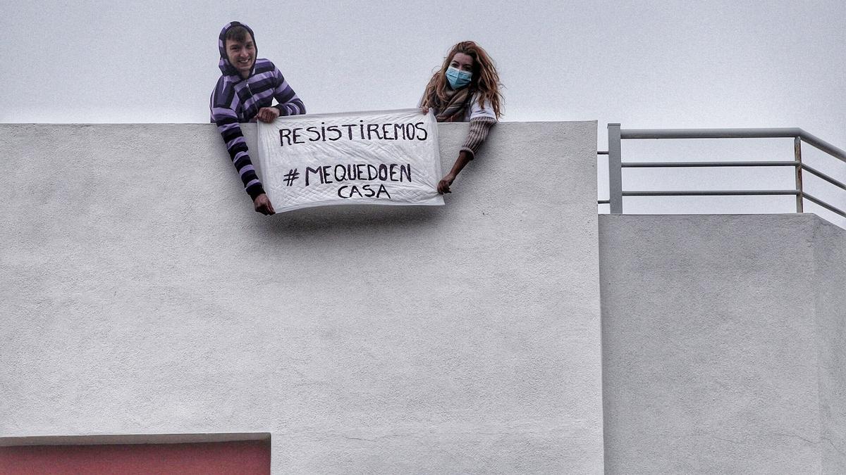 Mensajes de apoyo desde balcones durante la pandemia.