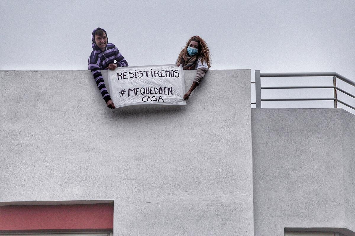 Mensajes de apoyo desde balcones durante la pandemia.