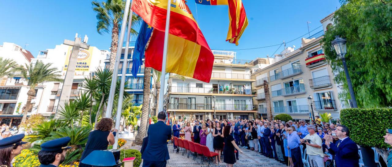 Izado de banderas durante el Pleno Institucional del 9 d&#039;Octubre en Benidorm.