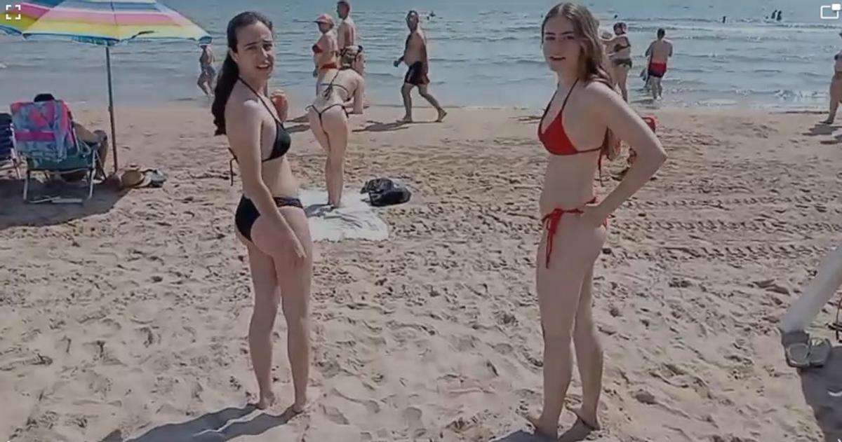 Gloria y Lucía, de Albacete, este martes, 2 de junio, disfrutando de la playa de Gandia
