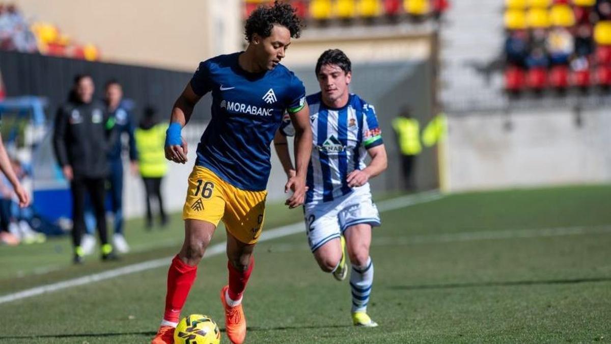 Jastin García controla un balón en un partido del Girona ante el Sanse.