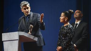 El realizador Marcel Barrena acompañado por la nieta de Manolo Vital, Joana Vital, tras recibir el ´Premio especial del Público´ por su película ´El 47´ durante la XVII edición de los Premios Gaudí de la Academia del Cine Catalán.