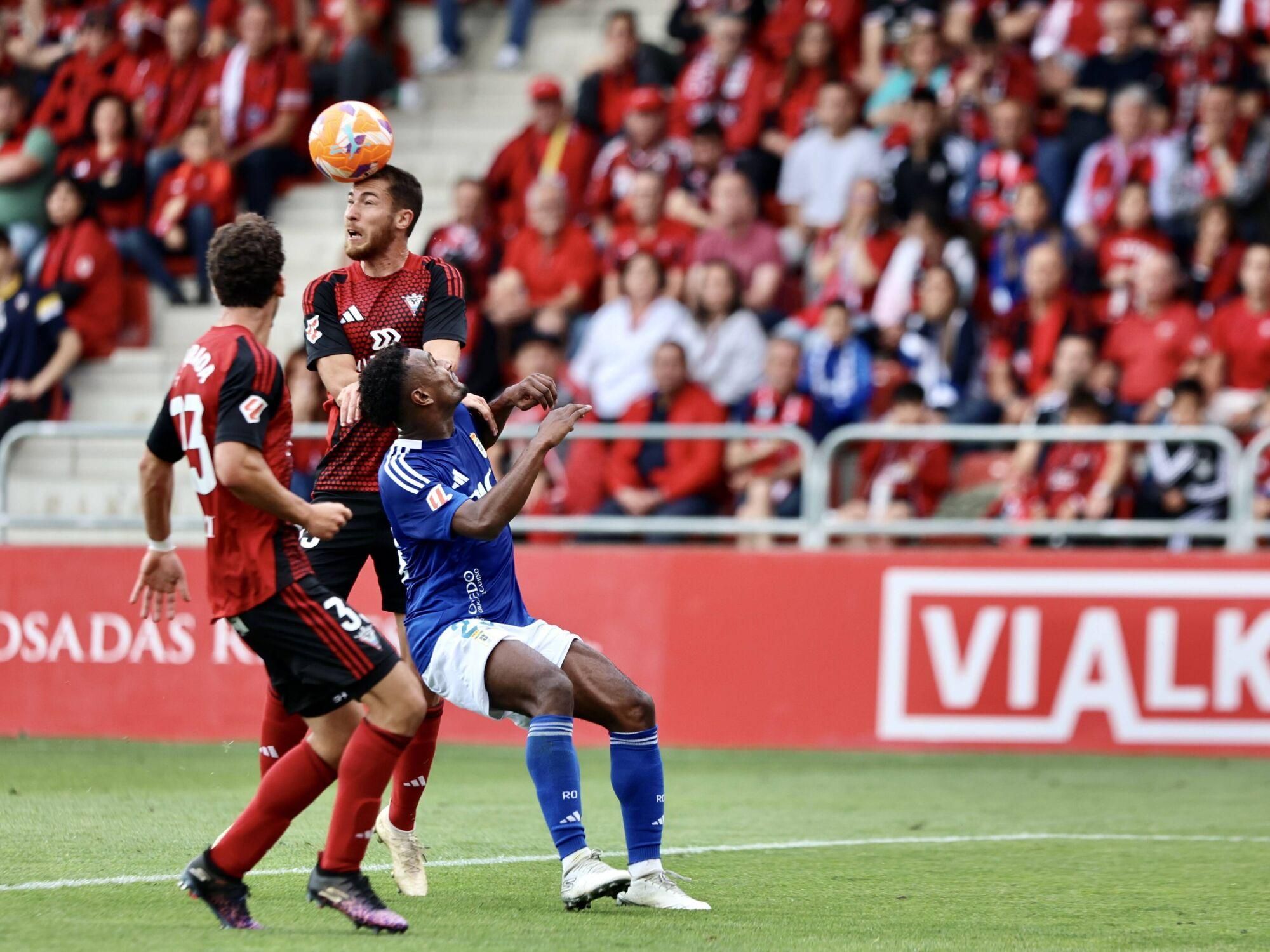 EN IMÁGENES: Ambientazo en el primer partido de la final por el ascenso a Primero entre Mirandés y Real Oviedo