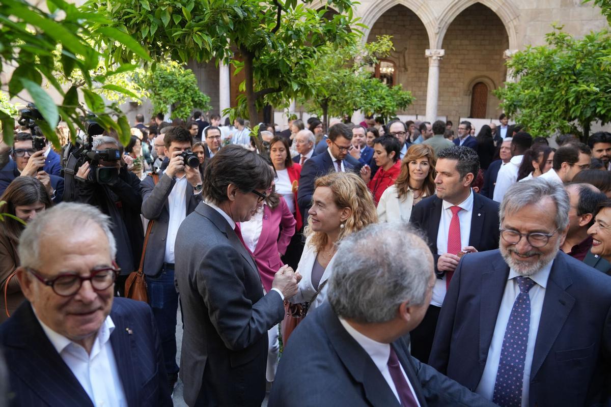 El presidente de la Generalitat Salvador Illa encabeza una chocolatada por Sant Jordi acompañado por la expresidenta del Congreso de los Diputados, Meritxell Batet, a 23 de abril de 2026, en Barcelona.