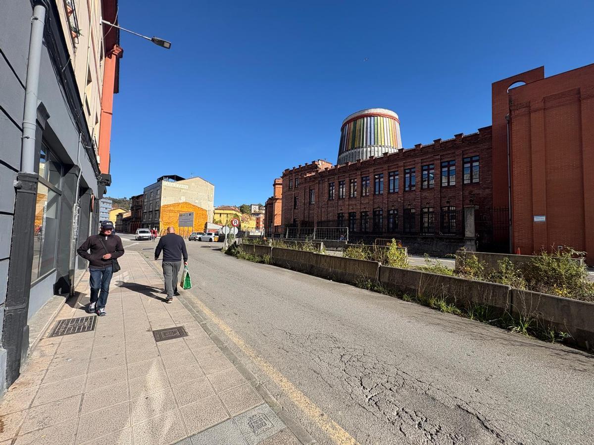 Calle Francisco Ferrer, en La Felguera, epicentro de los malos olores según un informe encargado por el Ayuntamiento de Langreo