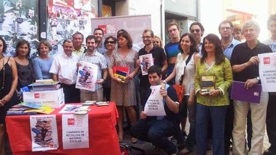 Imagen de los jóvenes socialistas recogiendo el material en Palma.