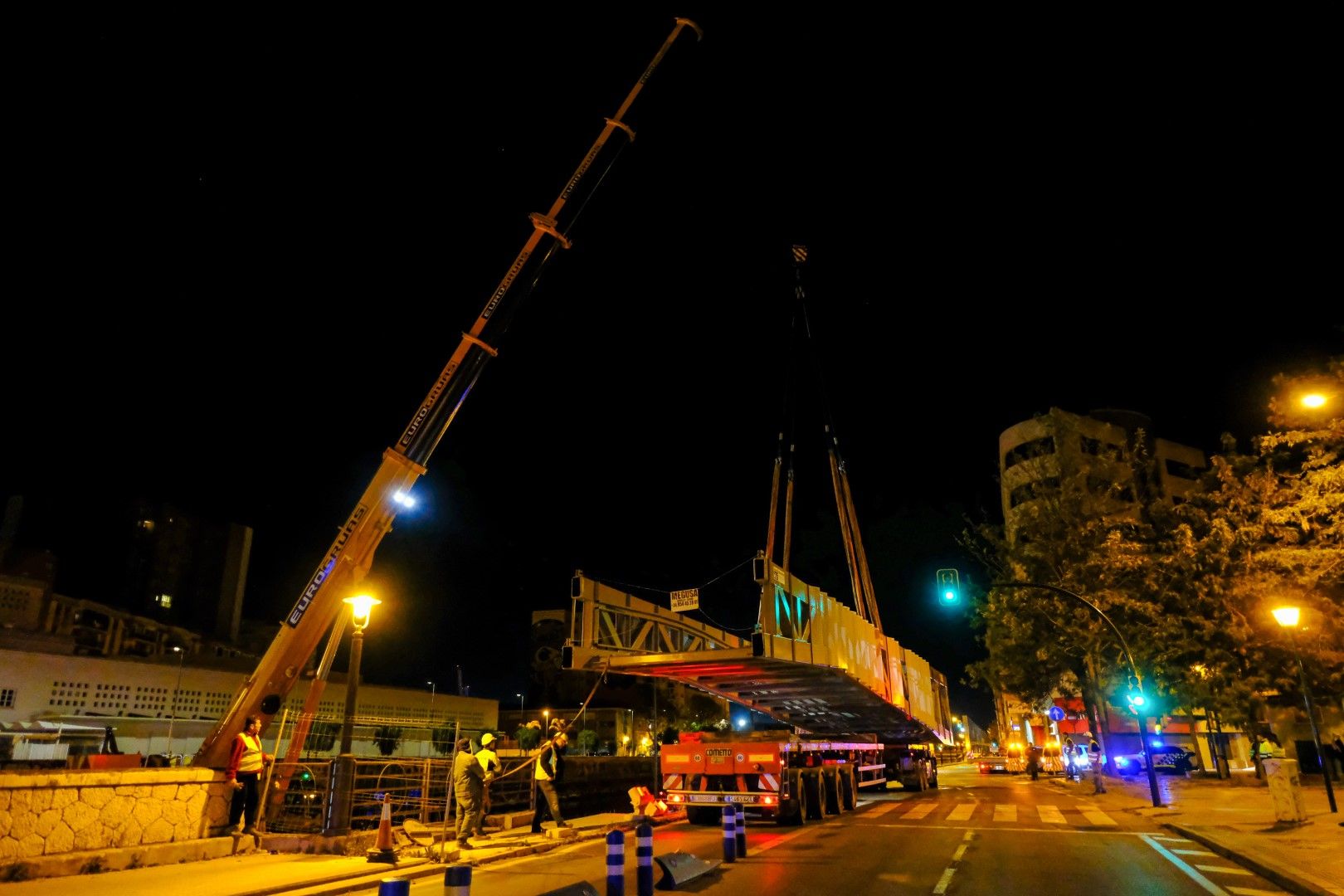 Así ha llegado el nuevo puente del CAC a Málaga