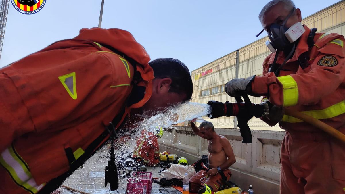 Las elevadas temperaturas, la ola de calor y los trajes han provocado tres bomberos afectados por golpe de calor