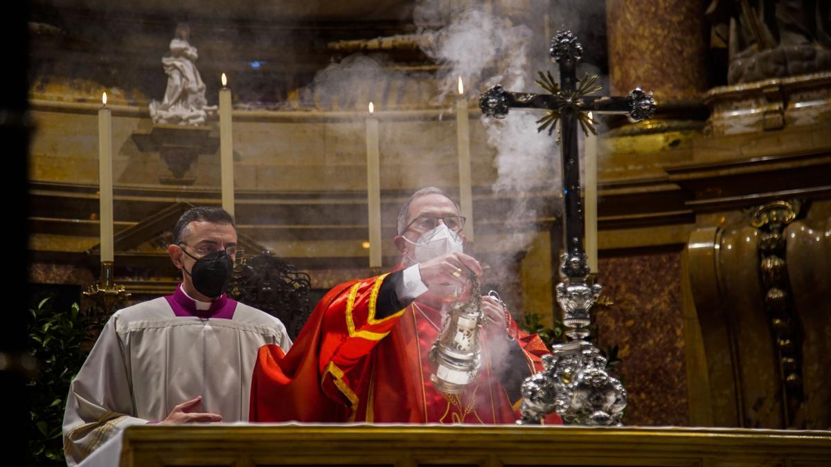 El obispo, en la misa del Domingo de Ramos en la Catedral