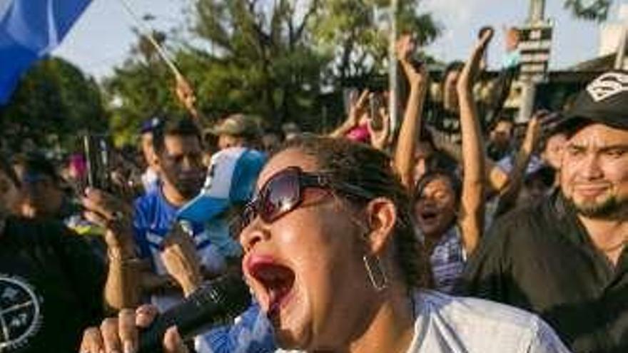 Una mujer grita consignas en una protesta en Managua. // Efe