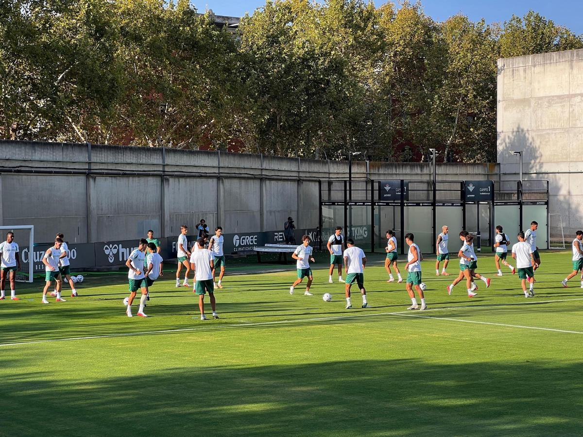 Héctor Bellerín se reincorpora a los entrenamientos grupales del Betis a dos días de la Real Sociedad
