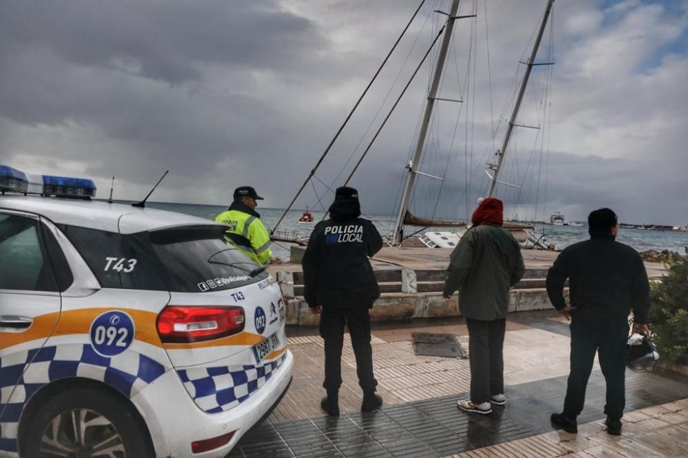 Un velero a la deriva embarranca en Palma