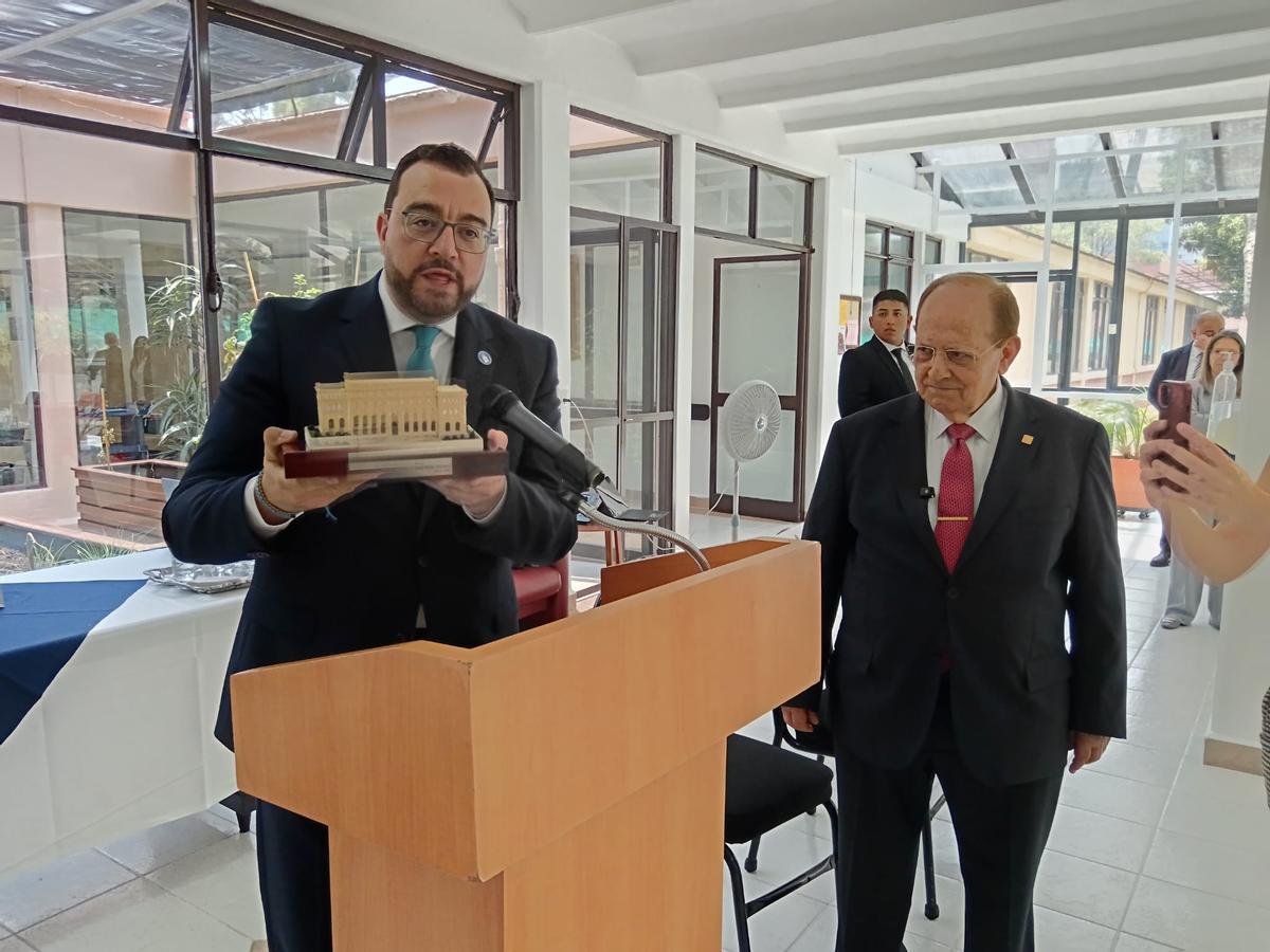 Barbón  en el Hospital Español junto al director de la entidad, Daniel Suárex. Barbón les regaló una reproducción del Palacio de la Presidencia del Principado.