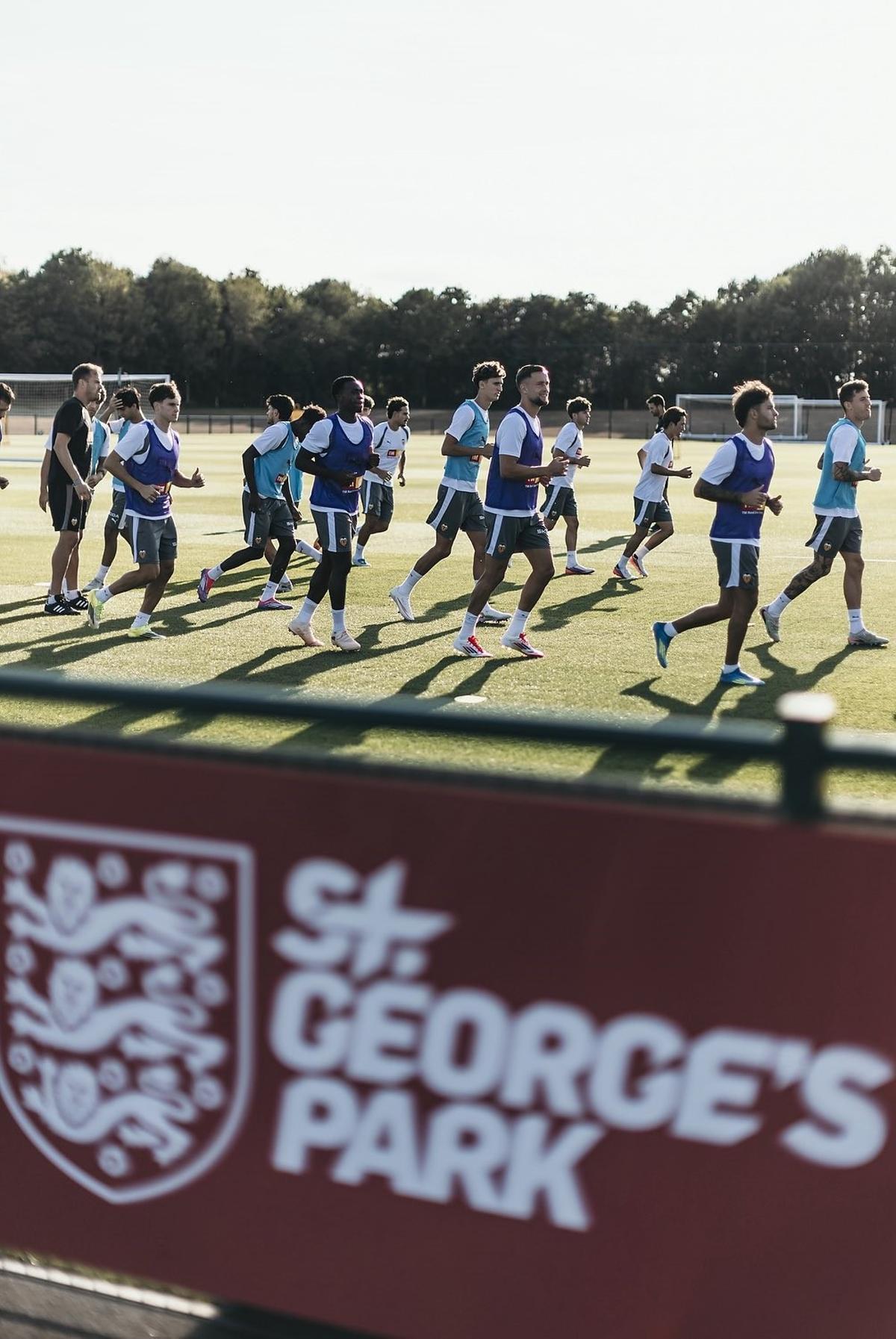 El Valencia CF sigue trabajando en las instalaciones de St. George's Park en Birmingham