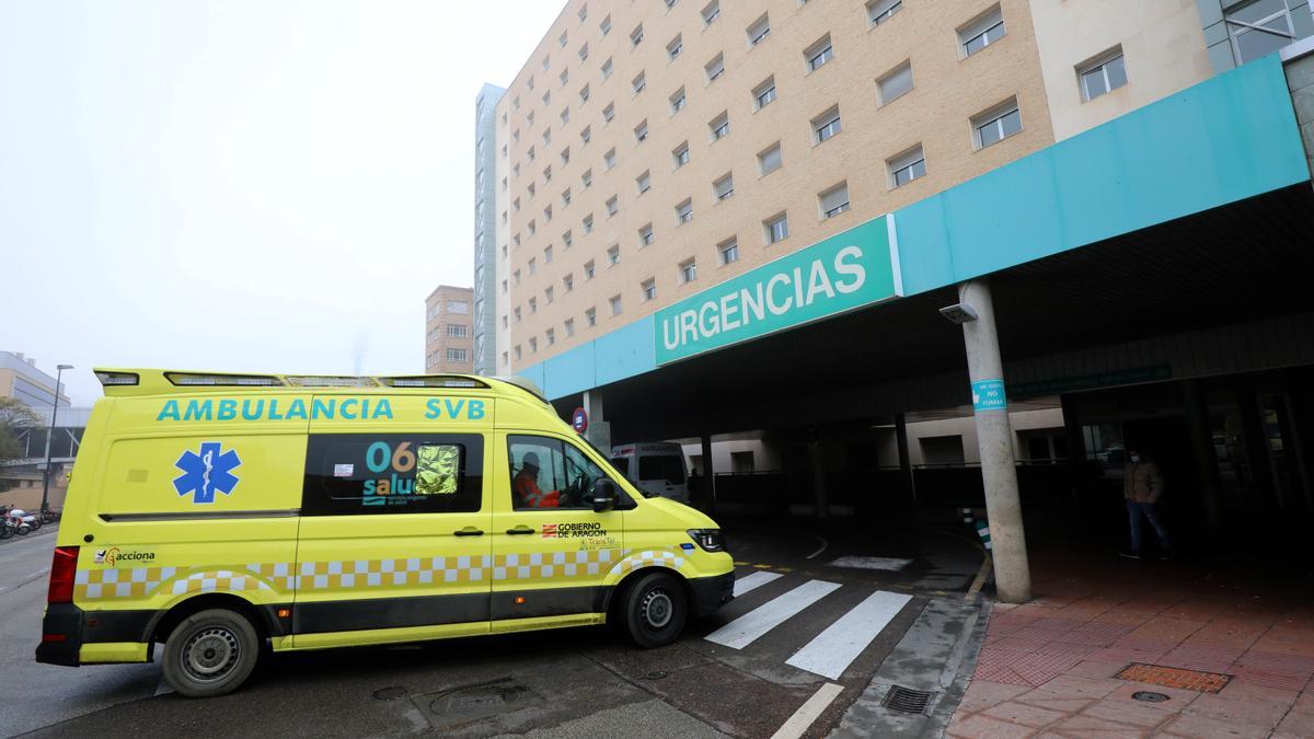 Entrada a urgencias del hospital Miguel Servet.
