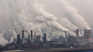 Fábrica en China emitiendo polución