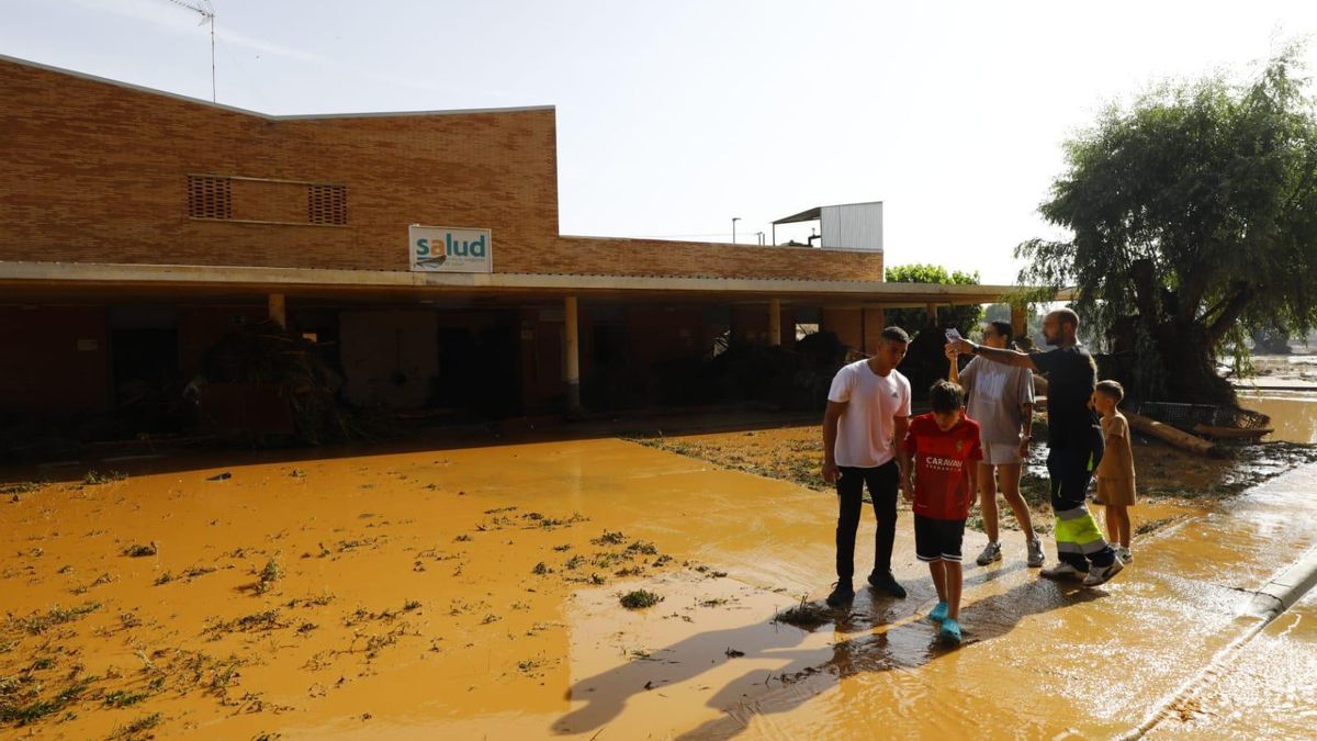 Kabir, con la camiseta blanca, junto al centro de salud arrasado.