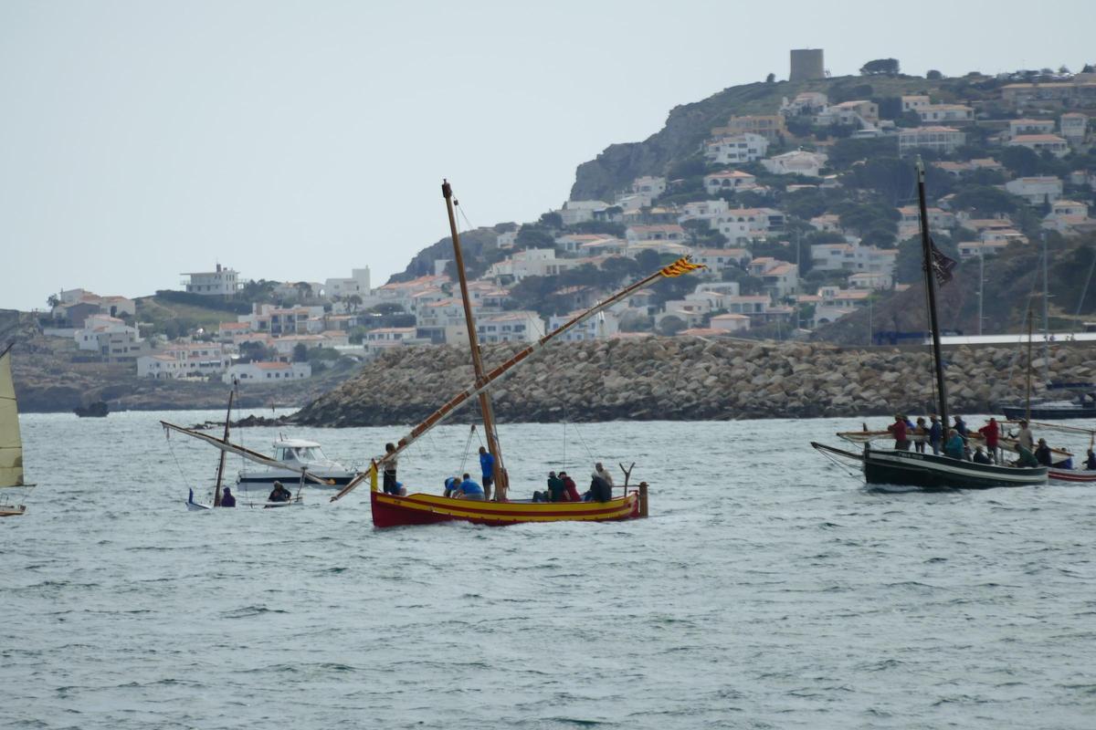 La trobada de vela llatina va omplir les aigües de l'Escala d'embarcacions de fusta i a vela.