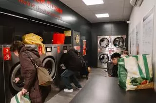 Las lavanderías autoservicio de Madrid hacen su "agosto" por las lluvias interminables