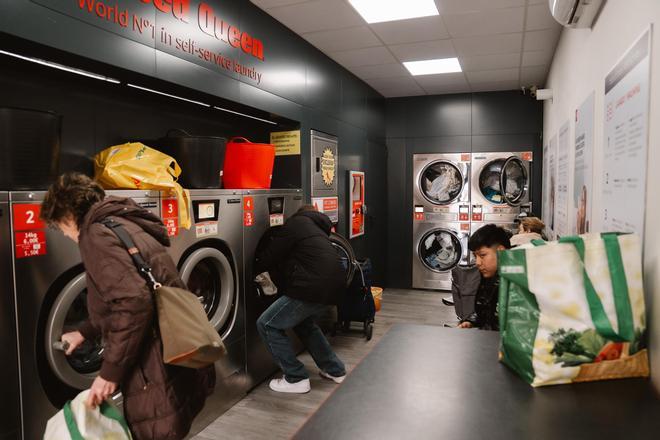 Las lavanderías autoservicio se llenan estos días por los intensos episodios de lluvia en Madrid