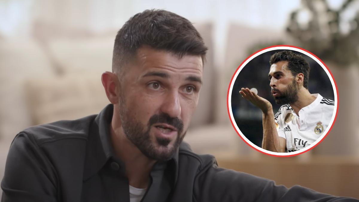 David Villa señala al ex del Real Madrid entre risas y con un tono distendido.