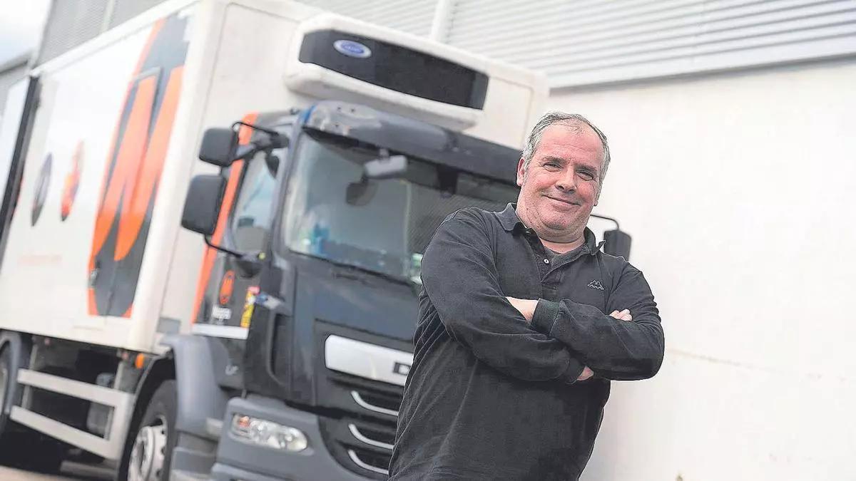 Albert Guerrero tiene 53 años, vive en Blanes y trabaja de transportista